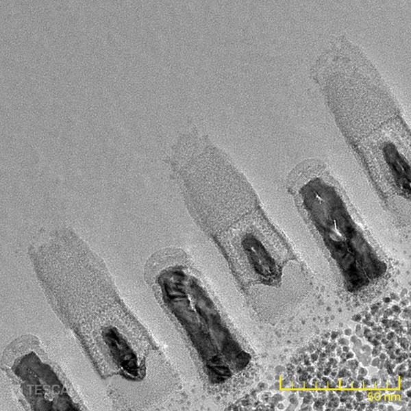 High resolution TEM image of a gate-cut lamella prepared from a 14 nm chip by means of inverted thinning