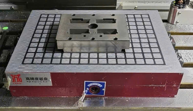 Bàn từ tính bằng thép hợp kim, dùng để hút phôi sau gia công chi tiết, kích thước 600x400x80mm, mã hàng: ZC-4060